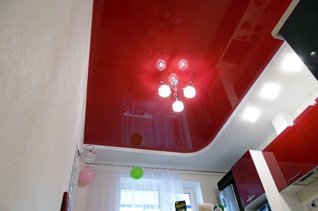 Натяжной потолок на кухне