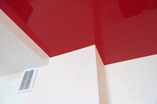 Двухуровневый натяжной потолок на кухне