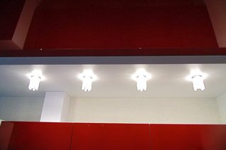 Натяжные потолки на кухне