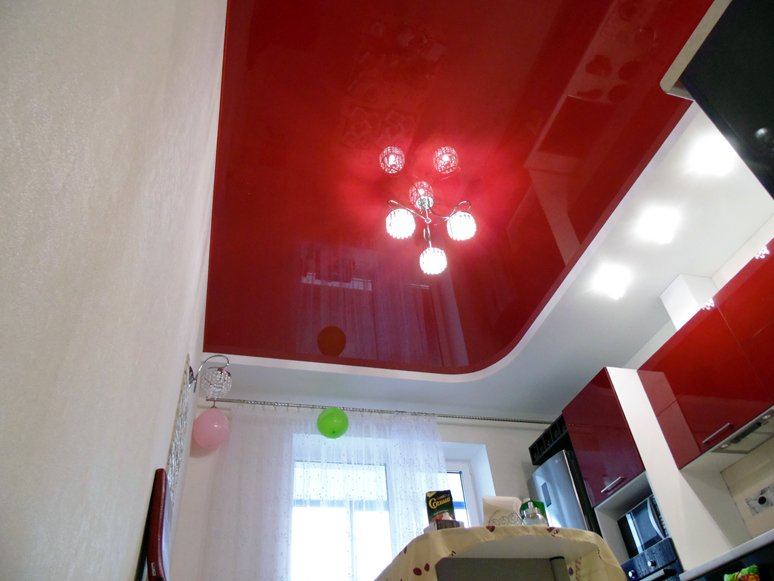 Глянцевый натяжной потолок на кухне