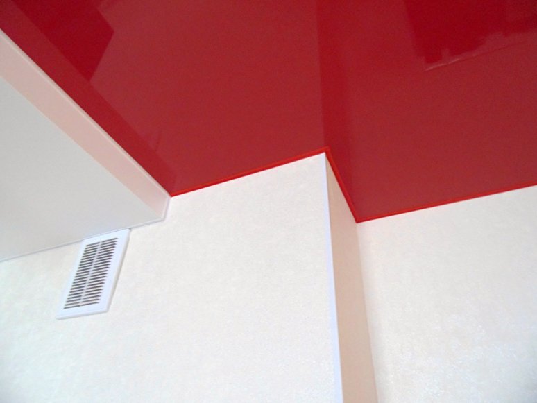 Сатиновый натяжной потолок на кухне