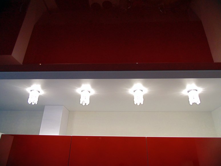 Натяжной потолок на кухне