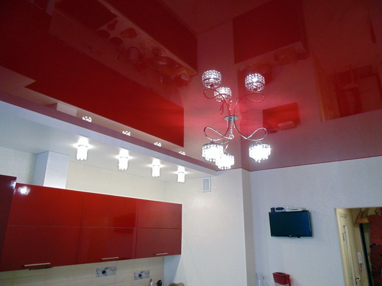 Натяжной потолок на кухне