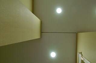 Преимущества натяжных потолков