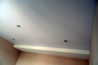 Сатиновые одноуровневые натяжные потолки