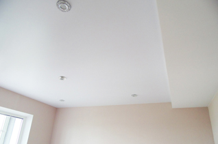 Сатиновые одноуровневые натяжные потолки