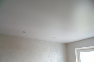 Сатиновые одноуровневые натяжные потолки