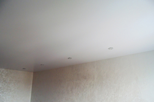 Сатиновые одноуровневые натяжные потолки