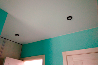 Натяжной потолок в коридоре