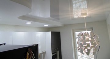 Двухуровневый натяжной потолок со светодиодной лентой