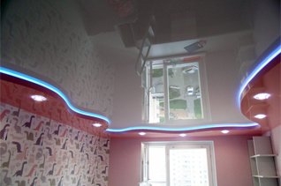 Глянцевый натяжной потолок