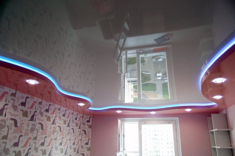 Двухуровневый глянцевый натяжной потолок