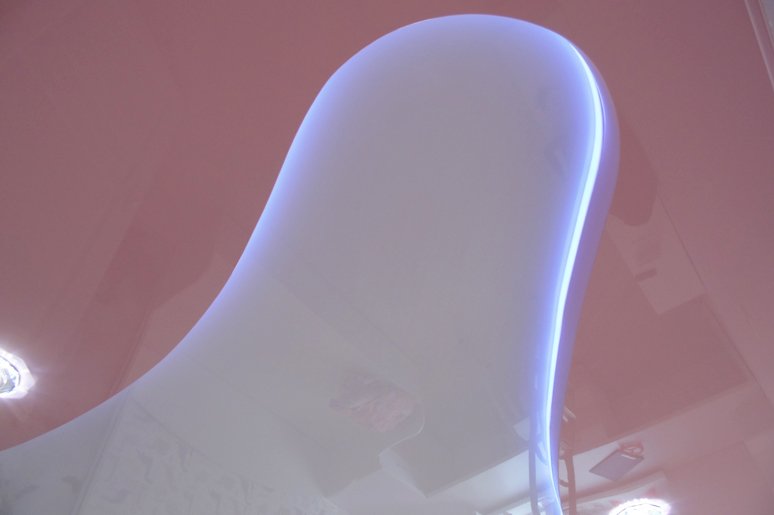 Двухуровневые глянцевые натяжные потолки