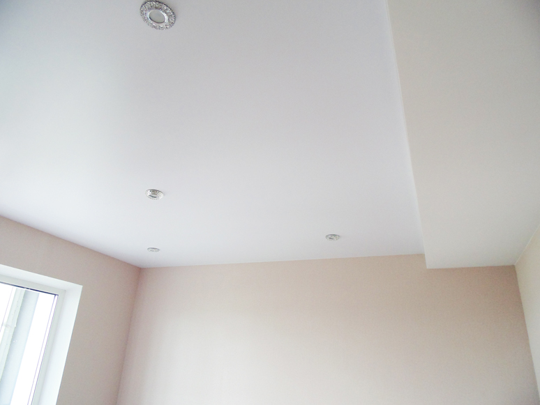 Одноуровневые натяжные потолки