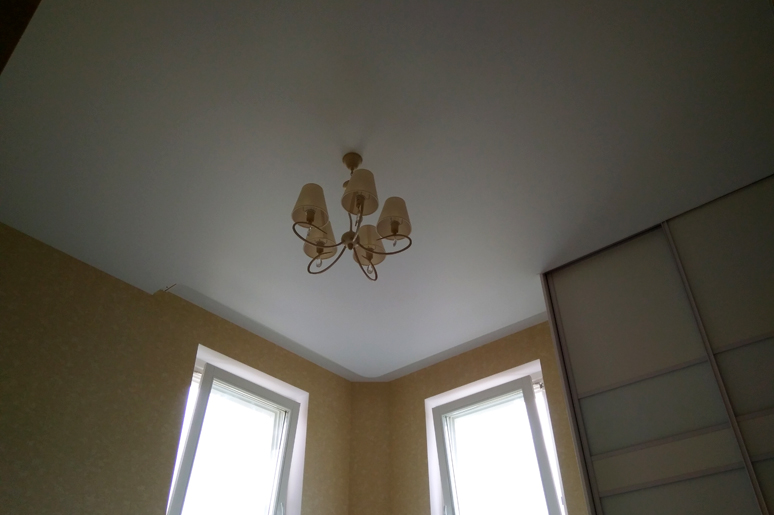 Натяжные потолки в спальне