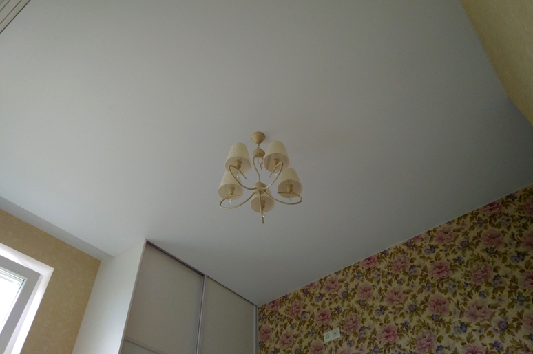 Одноуровневый натяжной потолок