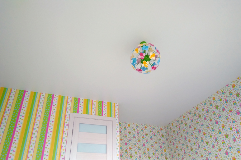 Сатиновый потолок в детской