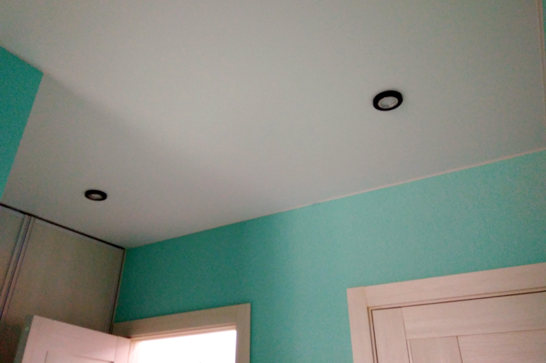 Сатиновый натяжной потолок в прихожей