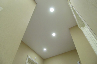 простые натяжные потолки