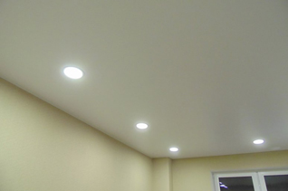 одноуровневые натяжные потолки цена