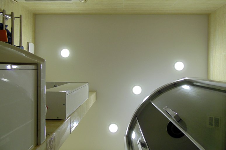 простой натяжной потолок в ванной