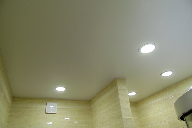 одноуровневый натяжной потолок в ванной