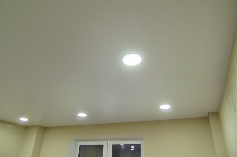 одноуровневые натяжные потолки