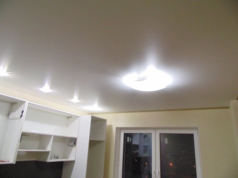 Сатиновые натяжные потолки на кухне