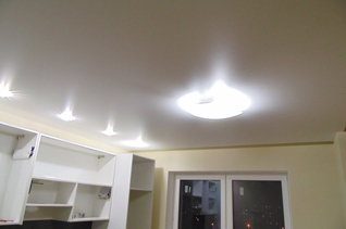 Сатиновый потолок на кухне