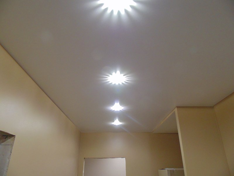 Сатиновые натяжные потолки в коридоре