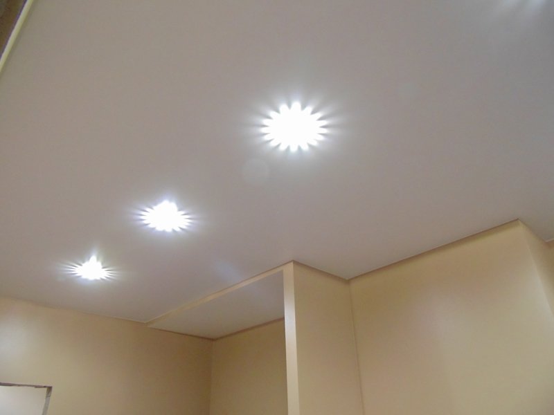 Одноуровневые натяжные потолки в коридоре