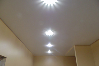 Одноуровневые потолки в прихожей