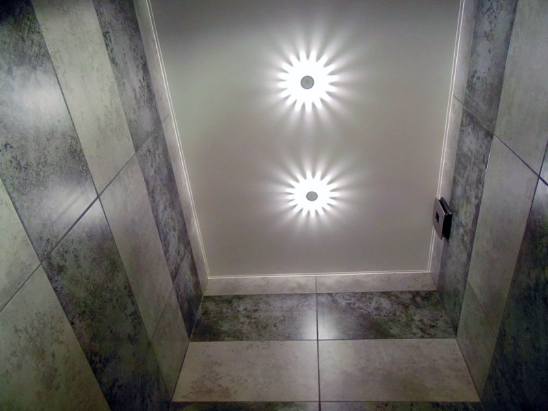 Сатиновые натяжные потолки в туалет