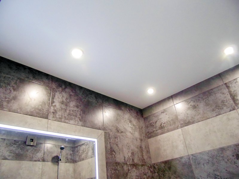 Одноуровневые натяжные потолки в ванной