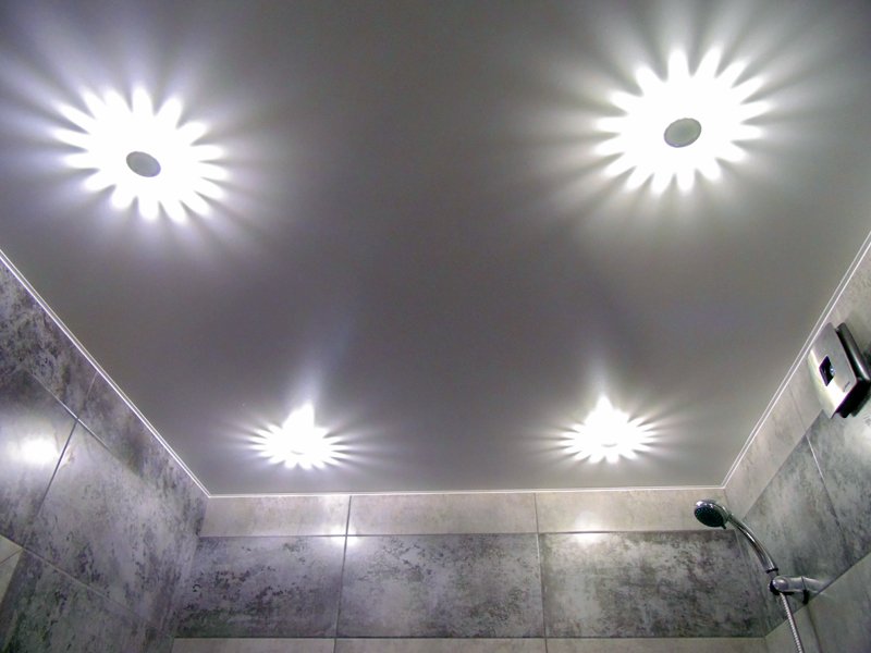 Сатиновые натяжные потолки в ванной