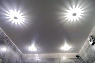 Сатиновые потолки в ванной