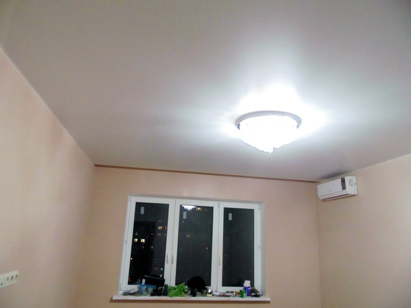 Сатиновые натяжные потолки в зале