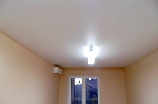 Сатиновый потолок в зале