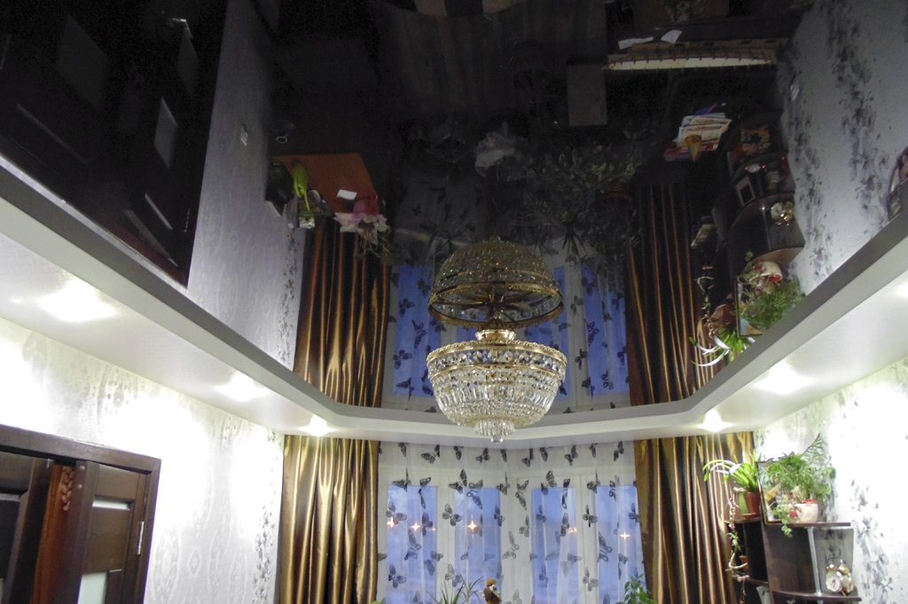 Натяжной потолок в зале