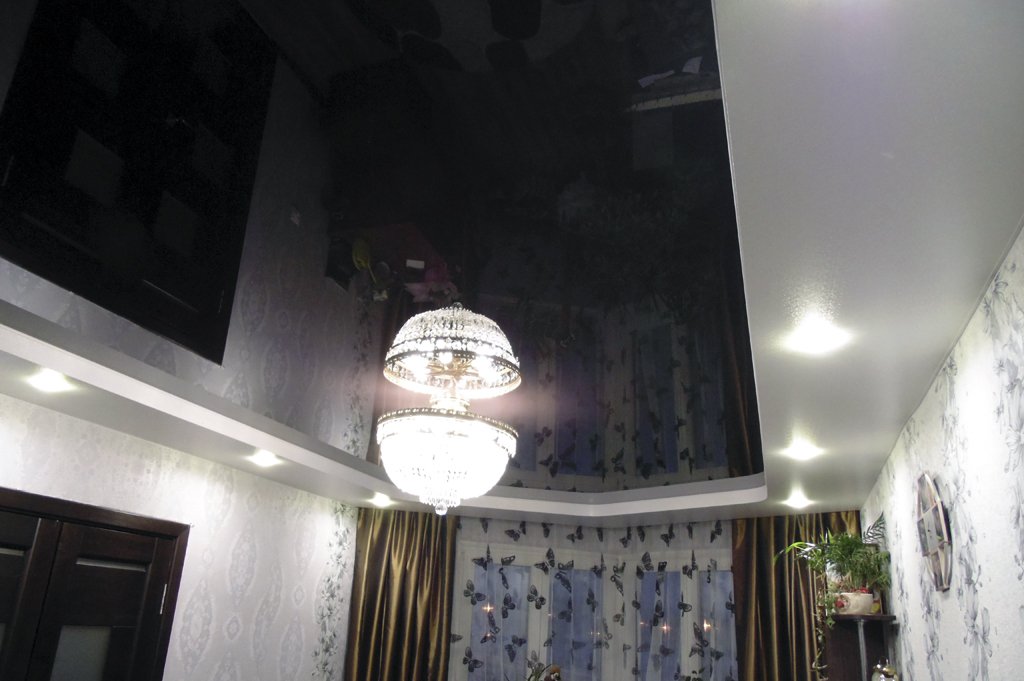 Натяжной потолок в зале подсветкой