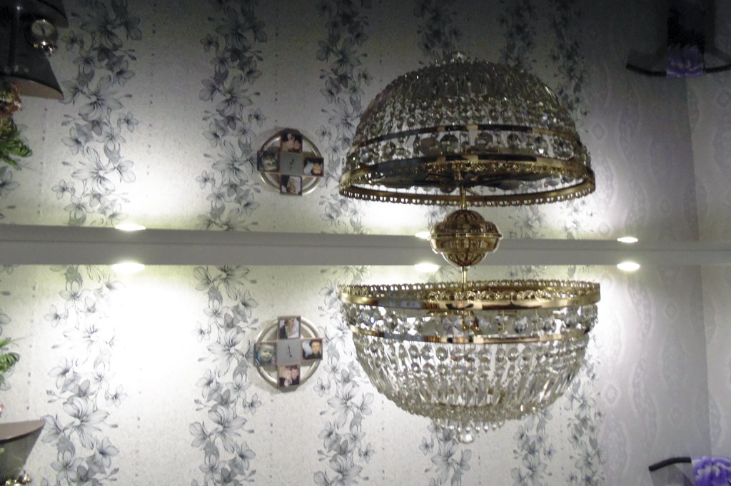 потолок в зале с подсветкой