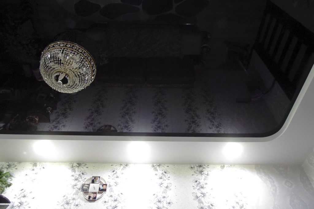 потолок в зале