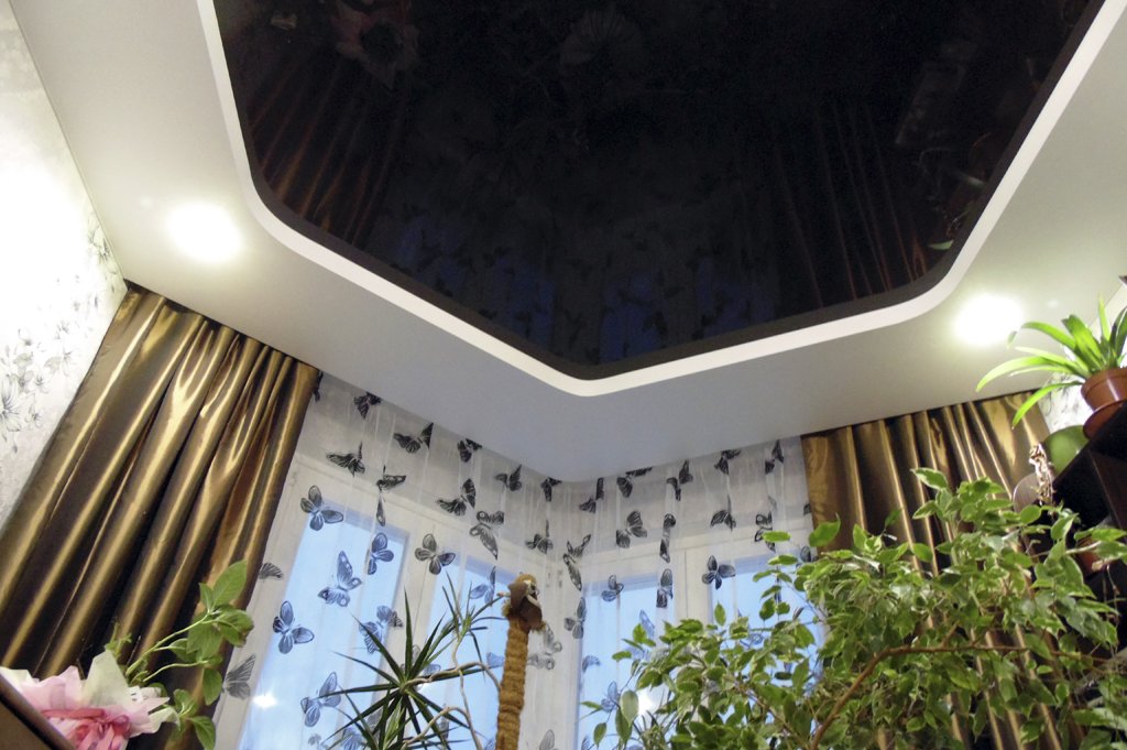 Натяжной потолок в зале