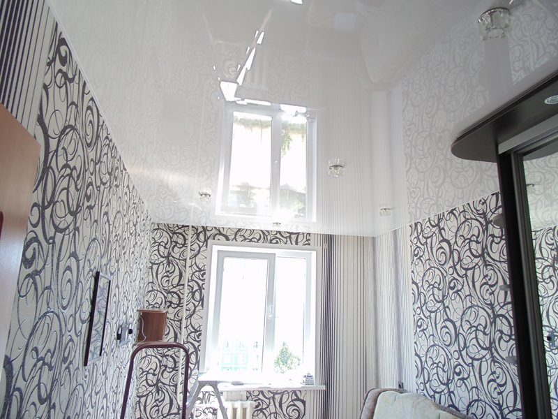 Глянцевые натяжные потолки