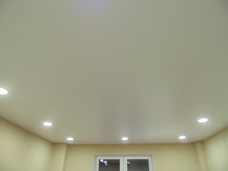 Одноуровневые натяжные потолки цена