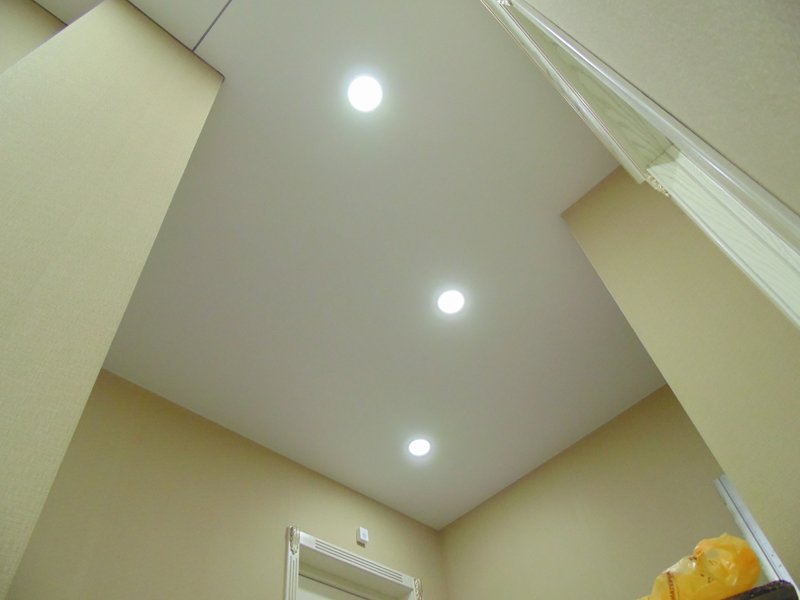 Одноуровневые натяжные потолки фото